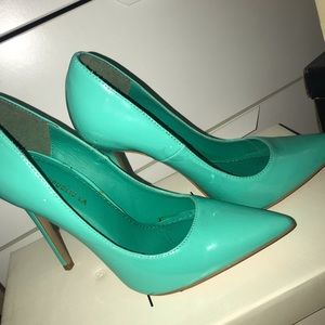 Green stiletto pumps
